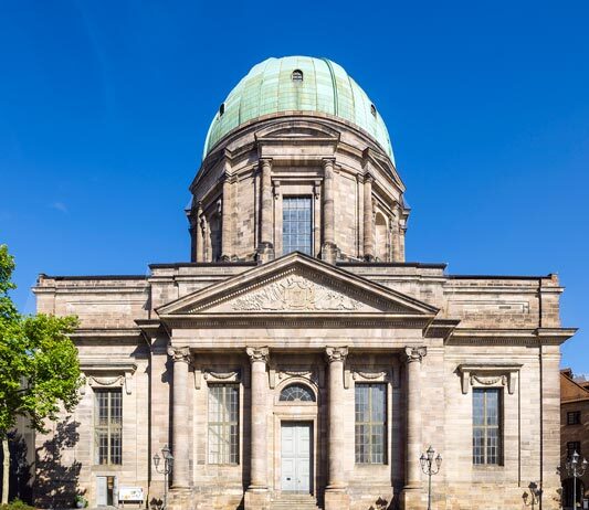 Blaue Nacht 2027: Nürnberg stimmt über neuen Standort der Großprojektion ab